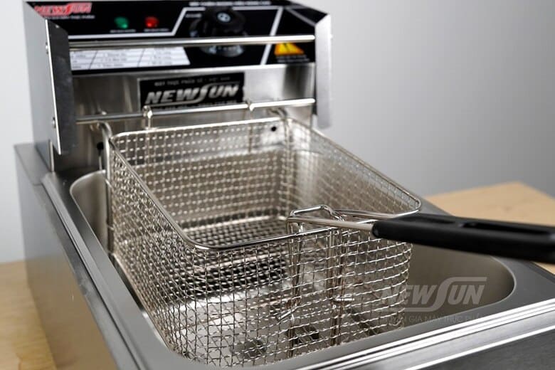 Giỏ chiên được thiết kế chắc chắn, có khe thoát dầu hợp lý