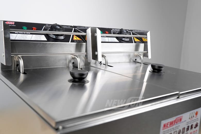 Nắp đậy khoang chiên hạn chế bụi bẩn