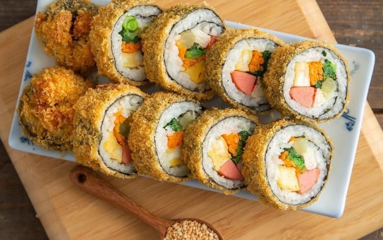 Kimbap chiên với lớp vỏ giòn cùng lớp nhân đậm vị bên trong