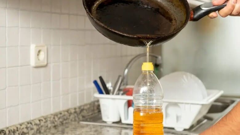 Nên đổ dầu thừa vào túi kín, chai nhựa